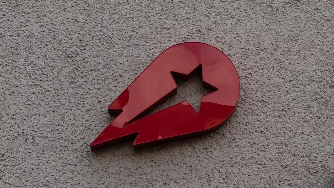 Delivery Hero muss wegen illegaler Absprachen eine Millionenstrafe zahlen. (Archivbild)  - Bild: Paul Zinken/dpa