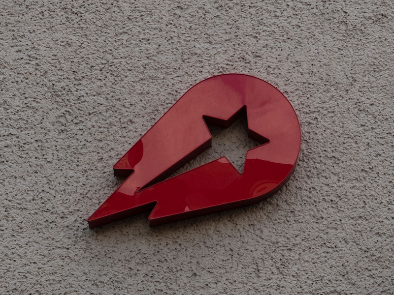 Delivery Hero muss wegen illegaler Absprachen eine Millionenstrafe zahlen. (Archivbild)  - Foto: Paul Zinken/dpa