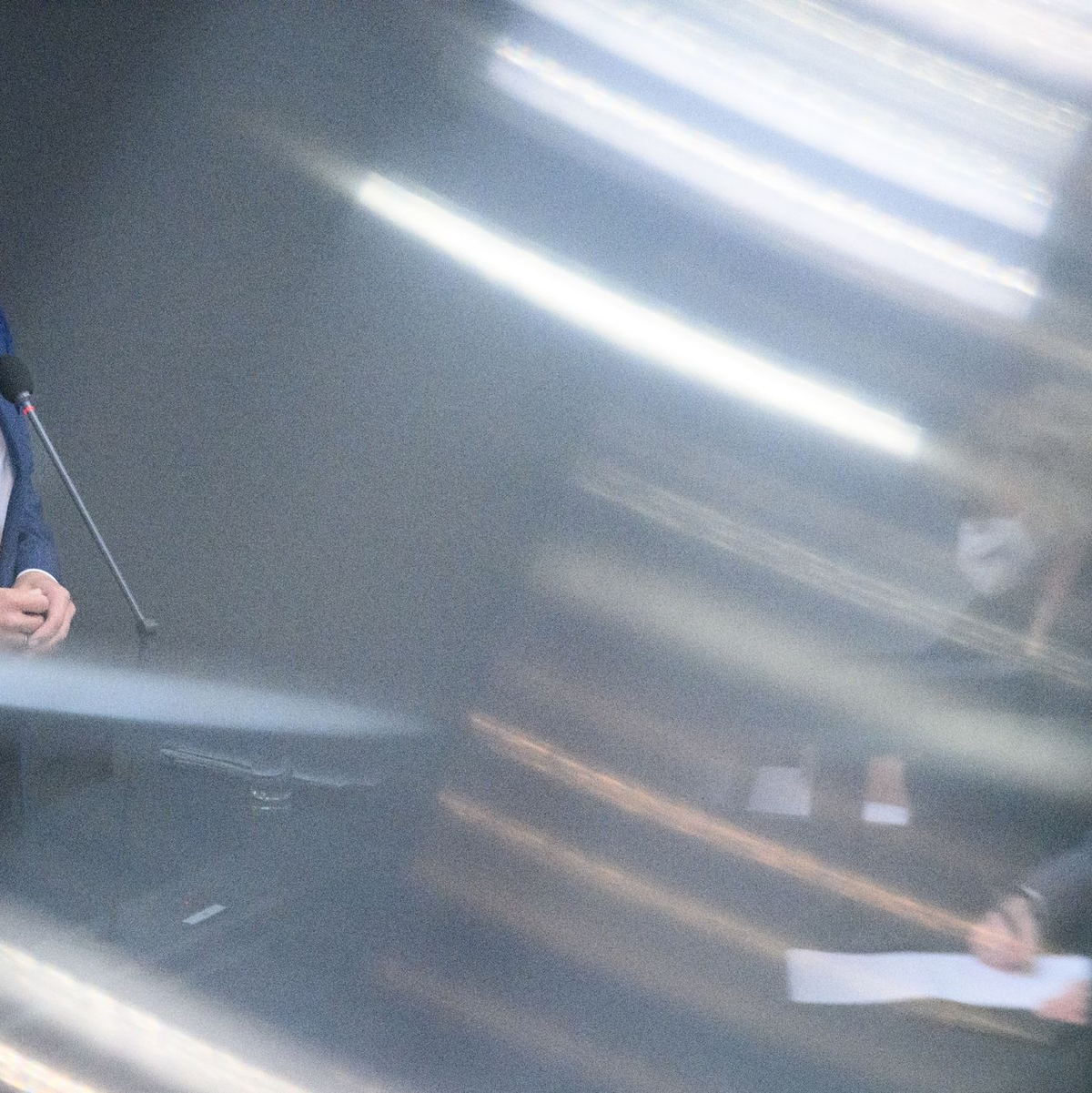 Aufgrund einer Fußverletzung stand Bundesinnenministerin Nancy Faeser (SPD) bei der Befragung durch die Abgeordneten nicht am Rednerpult, sondern nahm auf der Regierungsbank Platz. - Foto: Bernd von Jutrczenka/dpa