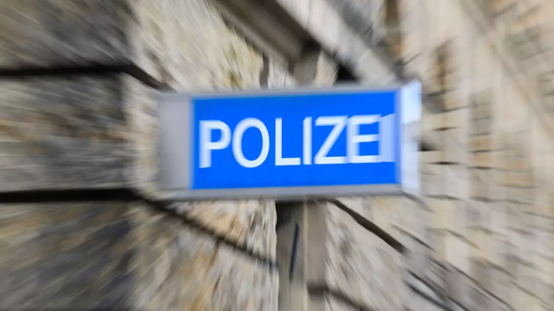 In Paderborn soll eine 13-Jährige ihre Betreuerin in einer Klinik angegriffen haben. (Symbolbild) - Bild: Robert Michael/dpa