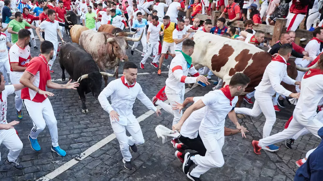 Mit der Explosion eines traditionellen Feuerwerks wird das neuntägige Stadtfest San Fermín mit den berühmten Stierläufen in Pamplona eröffnet. (Archivbild) - Bild: Eduardo Sanz/EUROPA PRESS/dpa