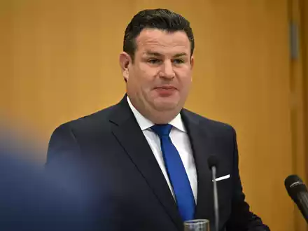 Der Bundesarbeitsminister fordert, dass alle Standorte gesichert werden. (Archivbild) - Foto: Martin Schutt/dpa