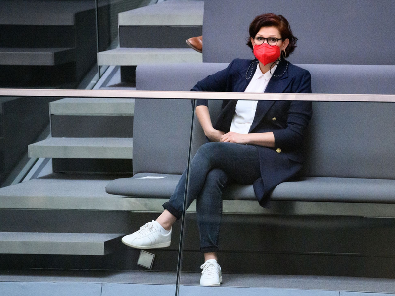 «Die Vorstellung, dass es mehr Geschlechter als zwei gibt, sollte niemanden in Panik versetzen», sagt Ferda Ataman. - Foto: Bernd von Jutrczenka/dpa