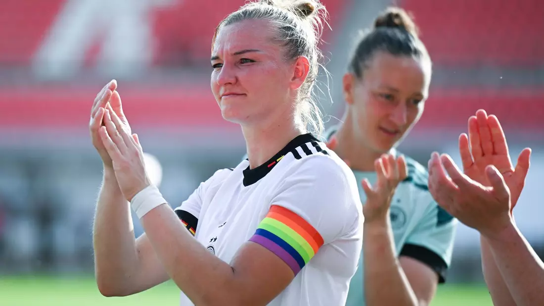 Kapitänin Alexandra Popp möchte bei der anstehenden Weltmeisterschaft mit Regenbogenbinde spielen. - Bild: Hendrik Schmidt/dpa