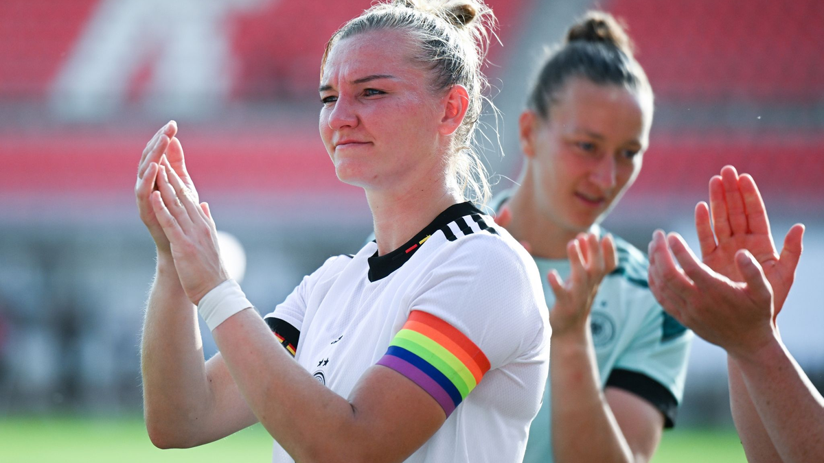 Kapitänin Alexandra Popp möchte bei der anstehenden Weltmeisterschaft mit Regenbogenbinde spielen. - Foto: Hendrik Schmidt/dpa
