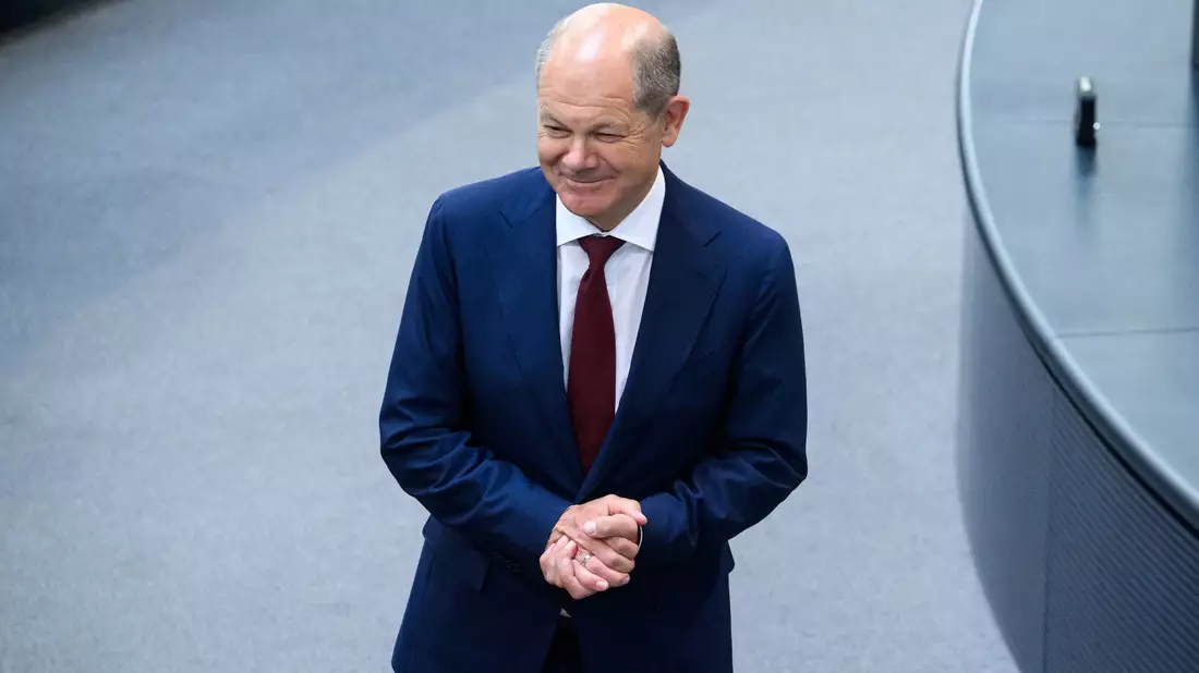 Bundeskanzler Olaf Scholz (SPD) muss keine Augenklappe mehr tragen. - Bild: Bernd von Jutrczenka/dpa