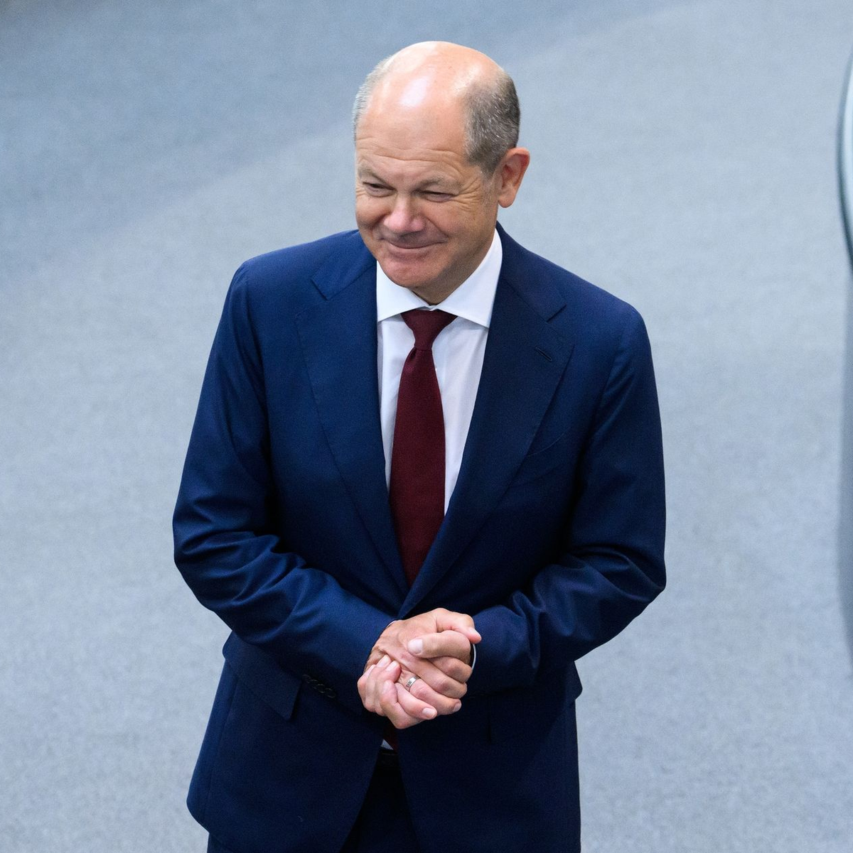 Bundeskanzler Olaf Scholz (SPD) muss keine Augenklappe mehr tragen. - Foto: Bernd von Jutrczenka/dpa