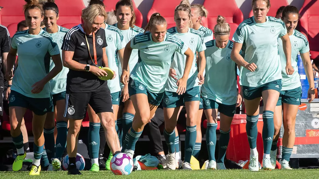 Die DFB-Spielerinnen beim Abschlusstraining. - Bild: Sebastian Gollnow/dpa