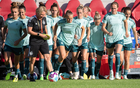 Die DFB-Spielerinnen beim Abschlusstraining. - Foto: Sebastian Gollnow/dpa