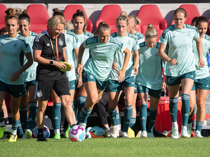 Die DFB-Spielerinnen beim Abschlusstraining. - Foto: Sebastian Gollnow/dpa