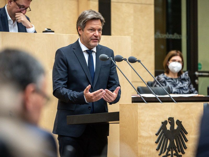 Blick in den Plenarsaal während der Sitzung im Bundesrat. - Foto: Michael Kappeler/dpa