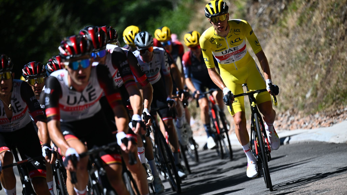 Tadej Pogacar kühlt sich während der 14. Etappe ab. - Foto: Jasper Jacobs/BELGA/dpa