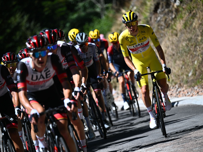 Tadej Pogacar kühlt sich während der 14. Etappe ab. - Foto: Jasper Jacobs/BELGA/dpa