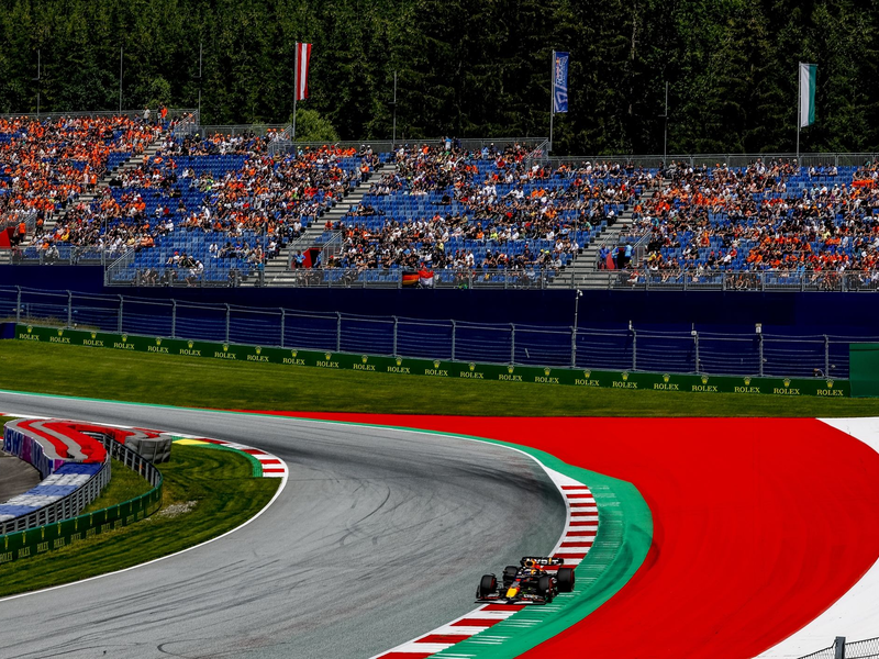 Der Niederländer Max Verstappen (r) behauptet sich gegen den Briten Lando Norris (l). - Foto: Erwin Scheriau/APA/dpa