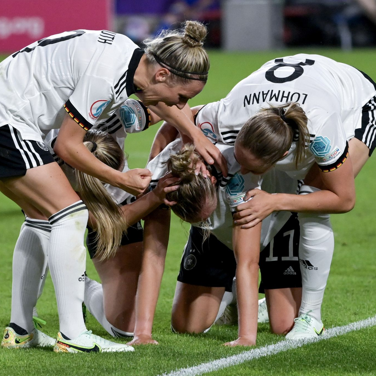 Tribünengast bei Dänemark-Spiel: Alexandra Popp (r). - Foto: Sebastian Christoph Gollnow/dpa