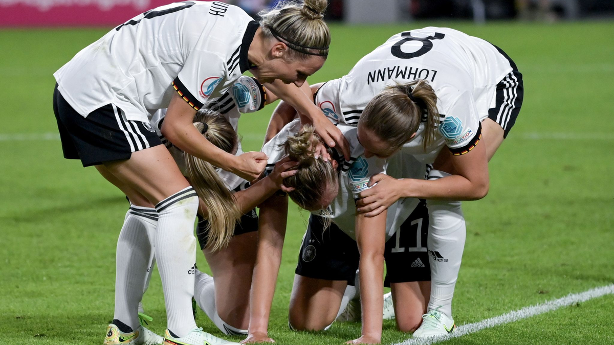 Hat ihre Mannschaft vor dem wichtigen Spiel gegen die Niederlande in die Pflicht genommen: DFB-Spielführerin Alexandra Popp. - Foto: Sebastian Christoph Gollnow/dpa