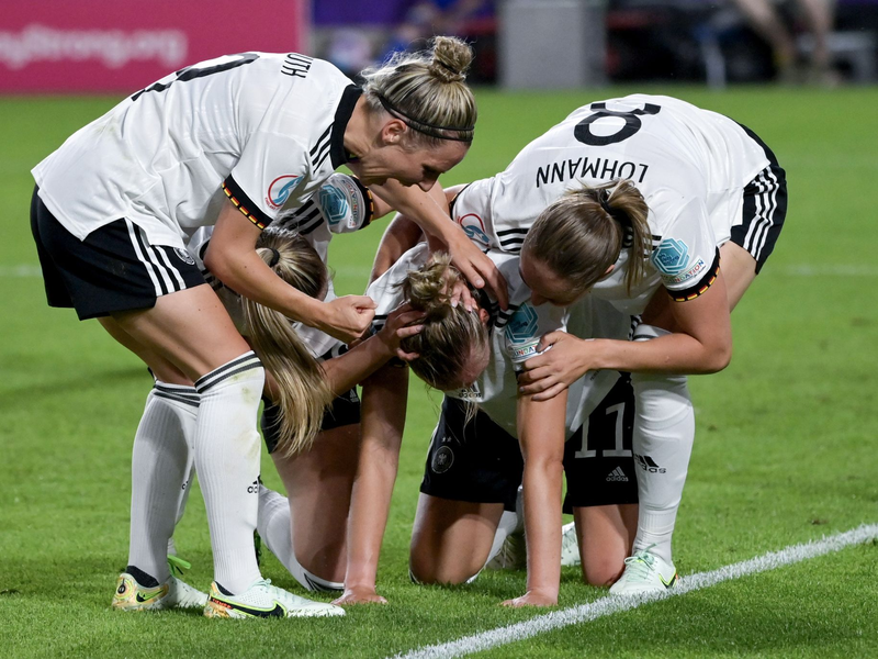 DFB-Kapitänin Alexandra Popp: Der Fuß muss halten. - Foto: Sebastian Christoph Gollnow/dpa