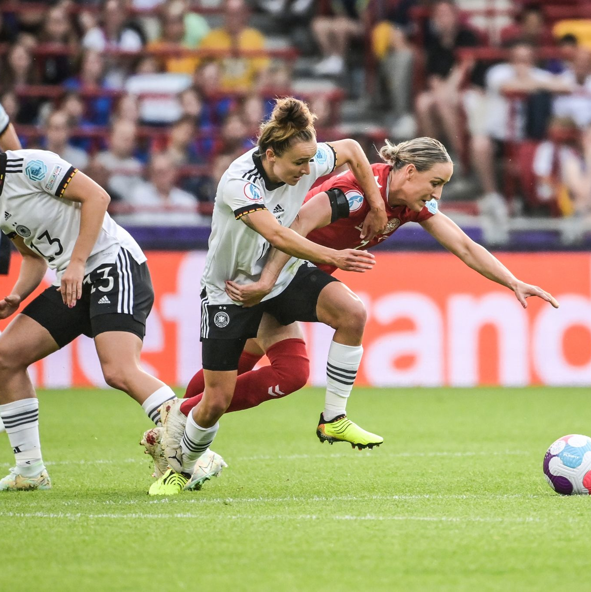 Hartnäckig im Zweikampf: Südkoreas Sel-gi Jang (r) verteidigt den Ball gegen Svenja Huth. - Foto: Sebastian Christoph Gollnow/dpa
