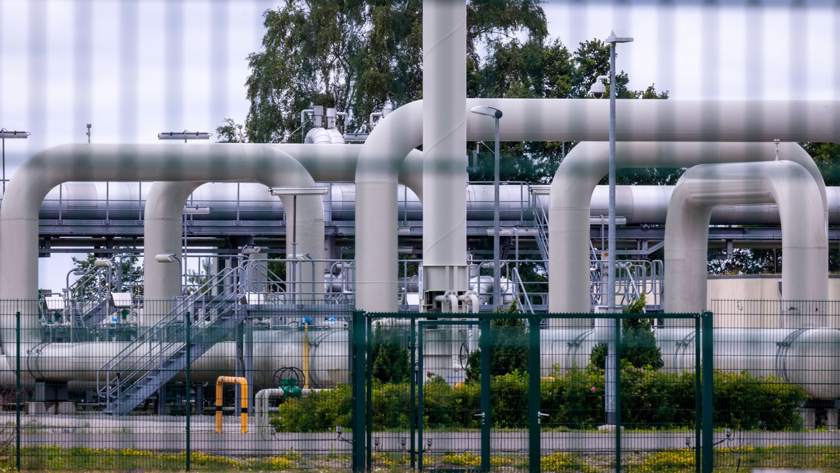 Rohrsysteme und Absperrvorrichtungen in der Gasempfangsstation der Ostseepipeline Nord Stream 1 und der Übernahmestation der Ferngasleitung OPAL in Lubmin. - Foto: Jens Büttner/dpa