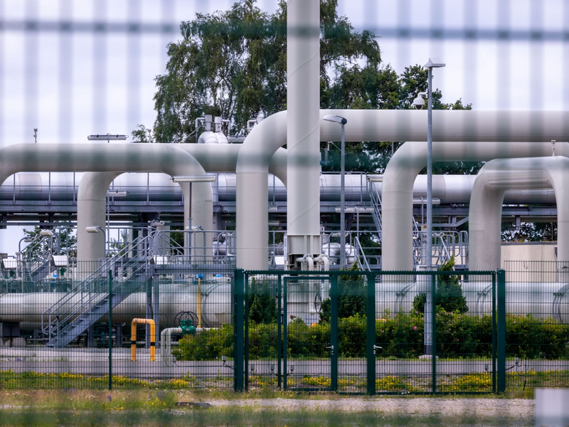 Rohrsysteme und Absperrvorrichtungen in der Gasempfangsstation der Ostseepipeline Nord Stream 1 und der Übernahmestation der Ferngasleitung OPAL in Lubmin. - Foto: Jens Büttner/dpa
