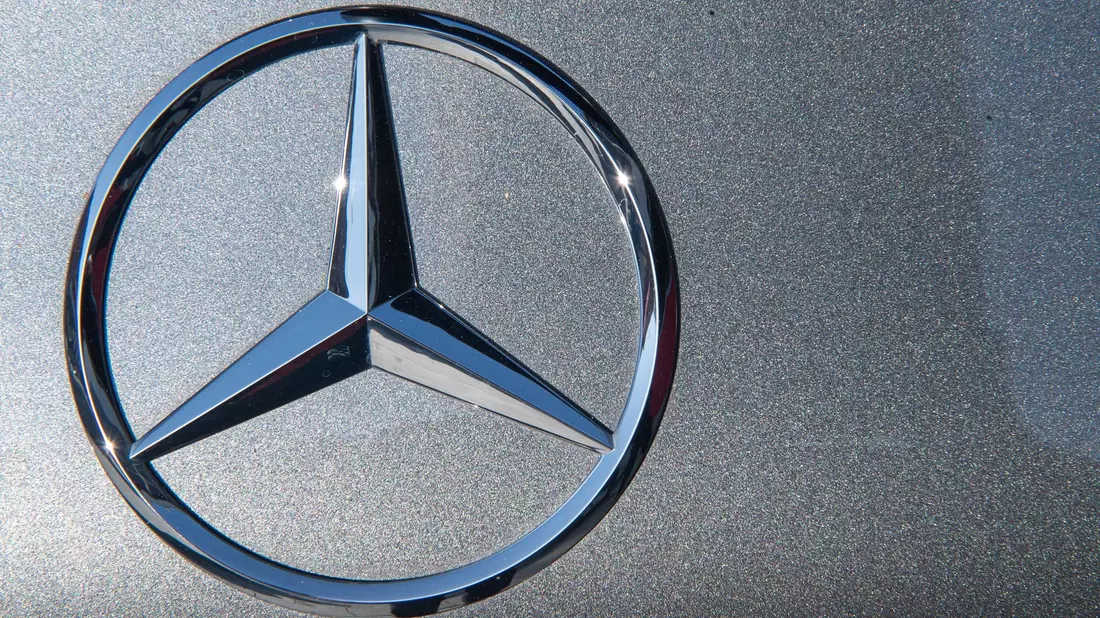 Kursverluste wegen des Dieselskandals: Prozessauftakt gegen Mercedes in Stuttgart. - Bild: Sebastian Gollnow/dpa