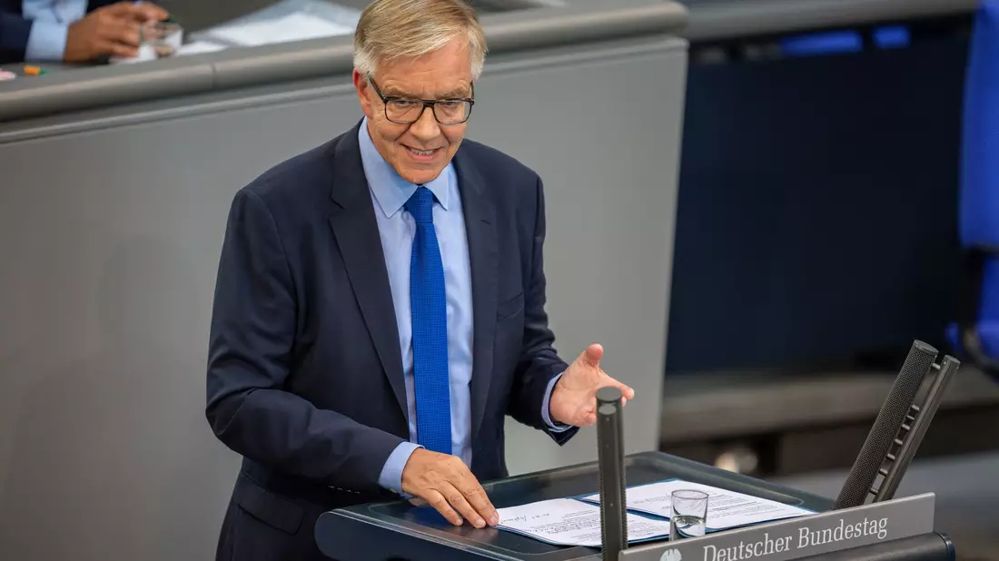 Trotz Milliardenförderung des Bundes für E-Autos geht es nach Worten von Bartsch «der deutschen Autoindustrie so schlecht wie nie». (Archivbild) - Bild: Michael Kappeler/dpa