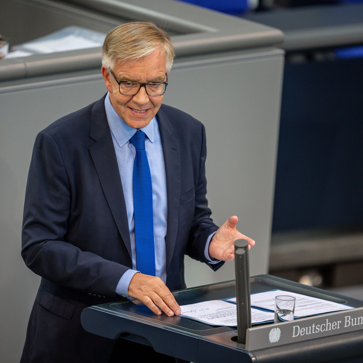 Der Innenminister müsse einen Plan gegen Gewalt vorlegen, meint der Linken-Politiker Dietmar Bartsch. (Archivbild) - Foto: Michael Kappeler/dpa