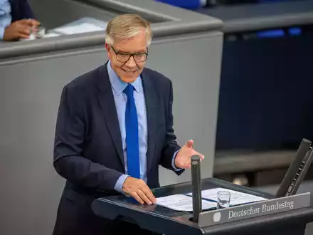 Dietmar Bartsch hat eine Idee, wie die Ampel-Koalition ihre Finanzsorgen angehen könnte: eine «Klimareichensteuer». - Foto: Michael Kappeler/dpa