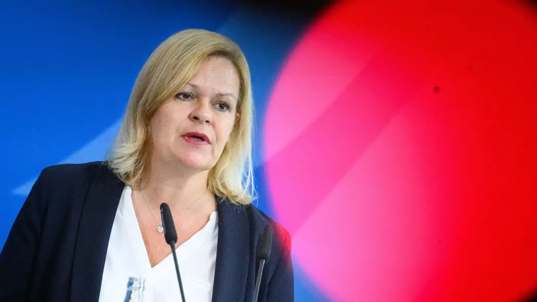 Bei der Steuerung der Asylzuwanderung gibt es nicht die eine Patentlösung, sagt Bundesinnenministerin Nancy Faeser. - Bild: Bernd von Jutrczenka/dpa
