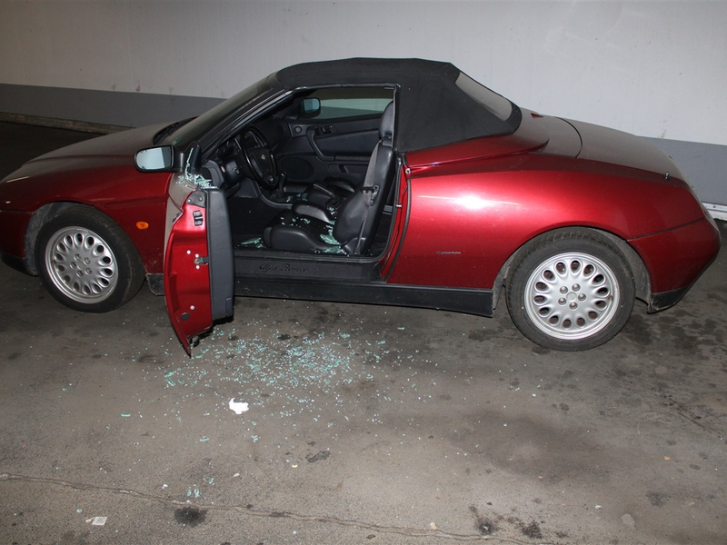 POL-RBK: Odenthal - Leichtkraftfahrzeug kollidiert mit Pflanzsteinen - drei Verletzte - Foto: presseportal.de