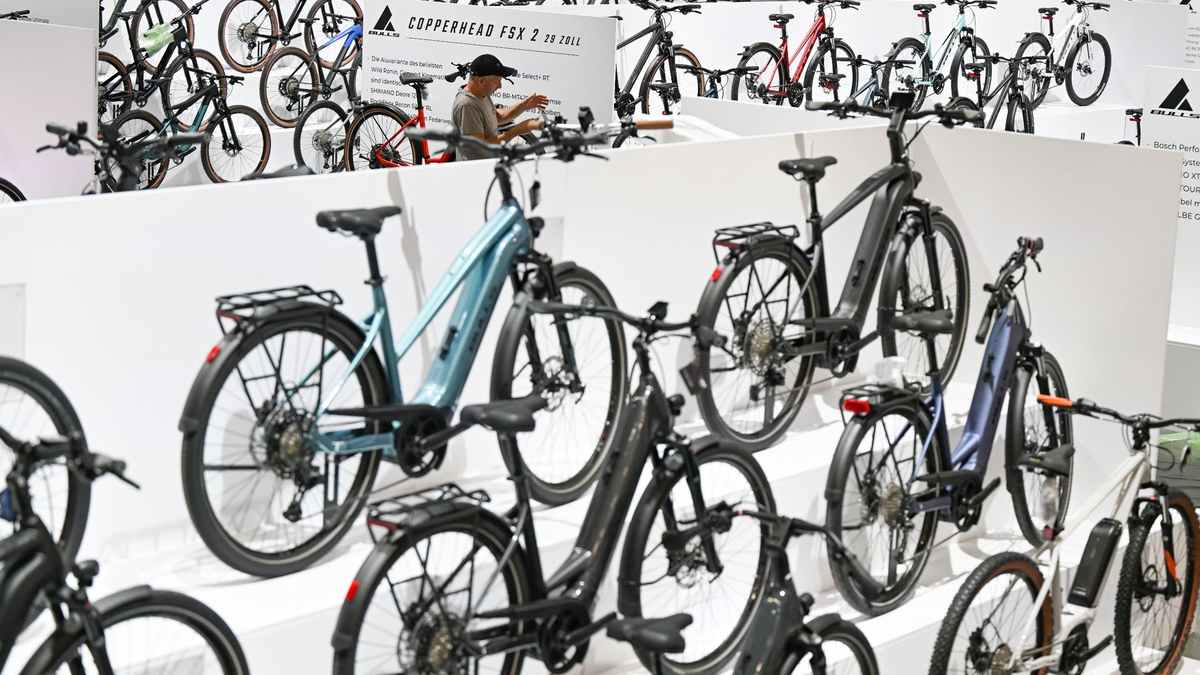 Der Fahrradhersteller Riese & Müller aus Darmstadt präsentiert seine Räder auf der internationalen Fahrradmesse Eurobike auf dem Frankfurter Messegelände. - Foto: Arne Dedert/dpa