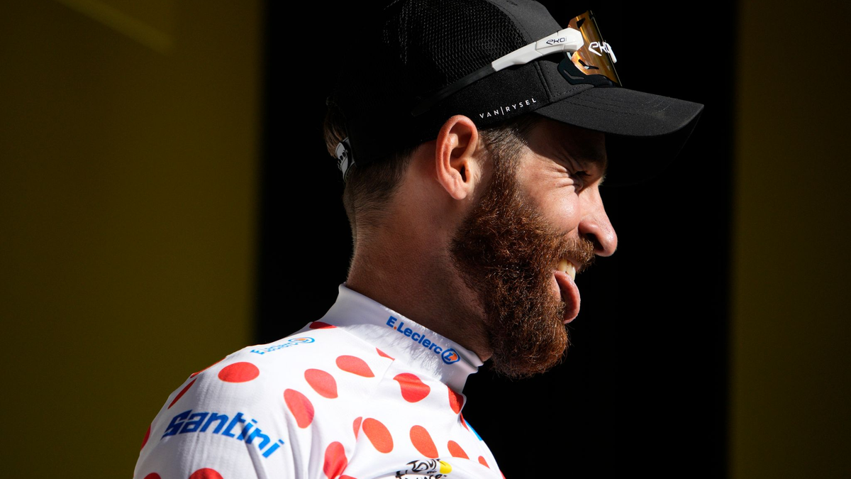 Simon Geschke überquert die Ziellinie. - Foto: Daniel Cole/AP/dpa