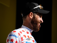 Simon Geschke überquert die Ziellinie. - Foto: Daniel Cole/AP/dpa