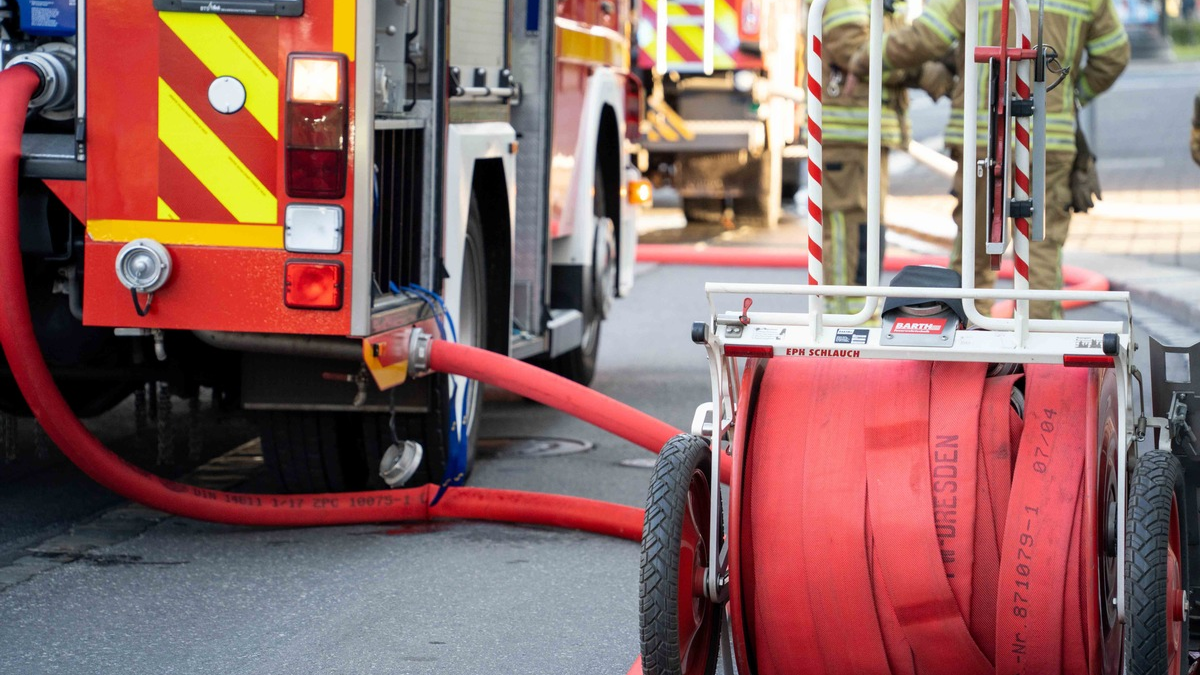 FW Dresden: Brand in ehemaligem Parkhaus - starke Rauchentwicklung - Foto: presseportal.de