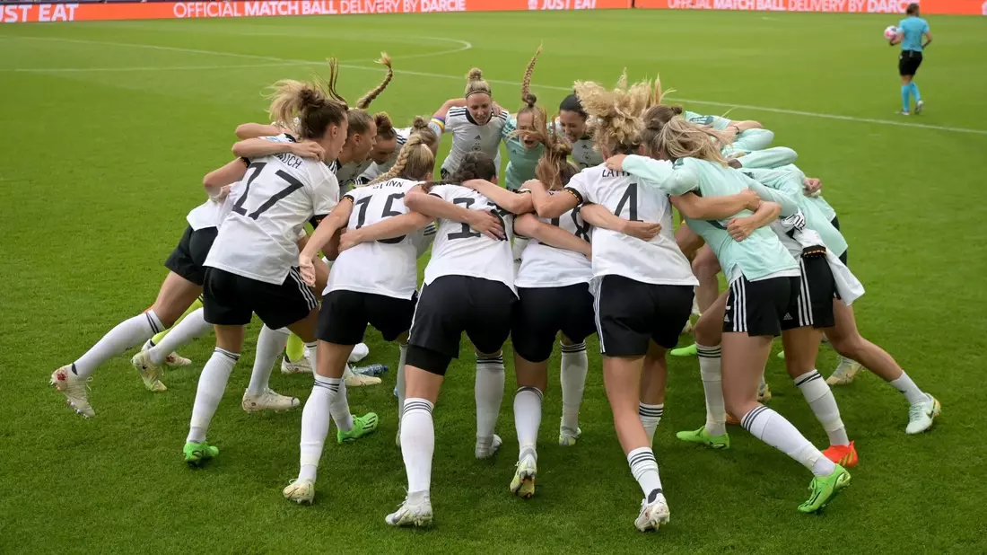 Ann-Katrin Bergers Opa Herbert auf der Tribüne im Letzigrund-Stadion - Bild: Sebastian Christoph Gollnow/dpa