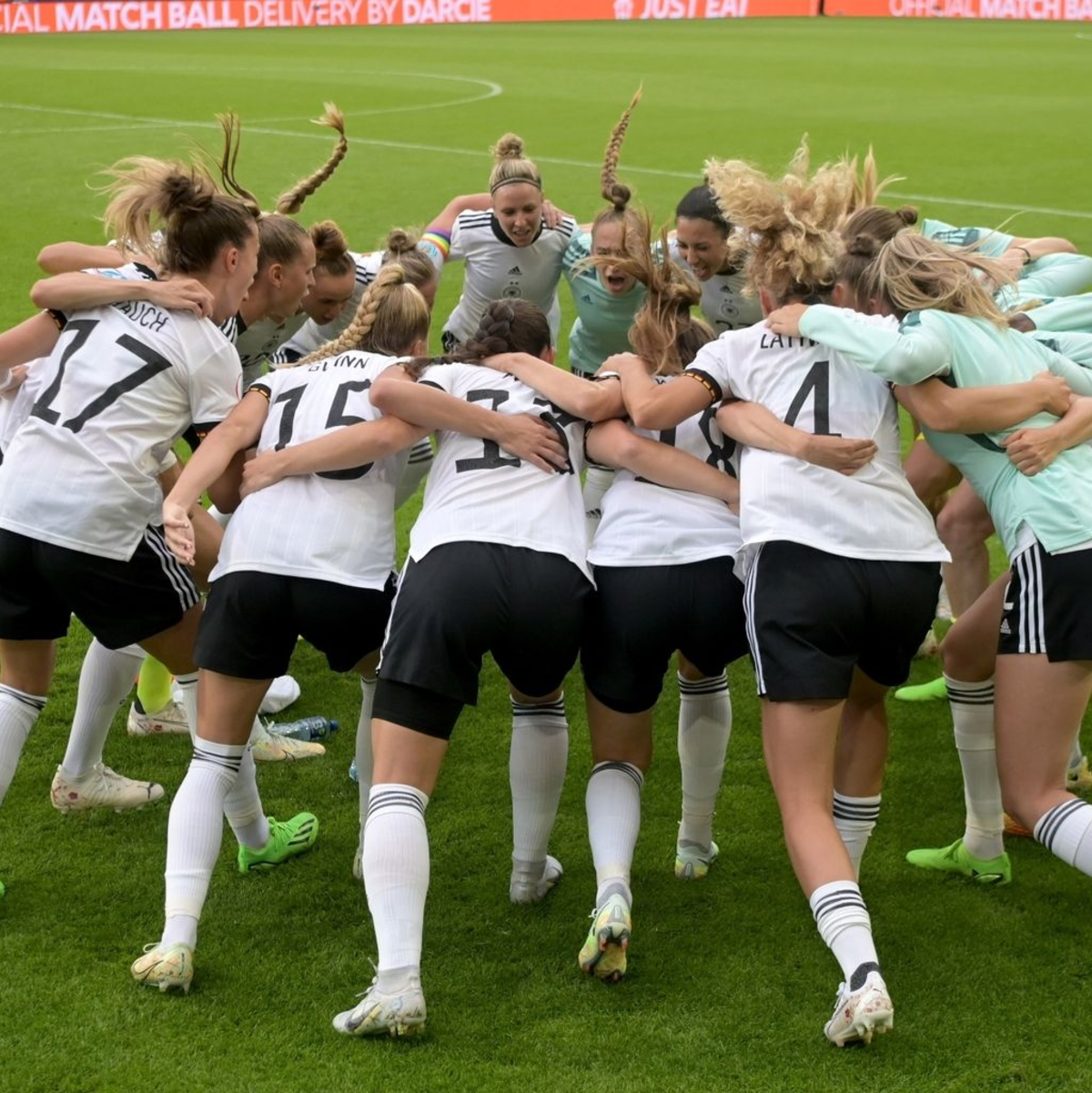 Ann-Katrin Bergers Opa Herbert auf der Tribüne im Letzigrund-Stadion - Foto: Sebastian Christoph Gollnow/dpa