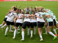 Torfrau Ann-Katrin Berger nach dem Abpfiff mit ihrem 92-jährigen Opa Herbert. - Foto: Sebastian Christoph Gollnow/dpa