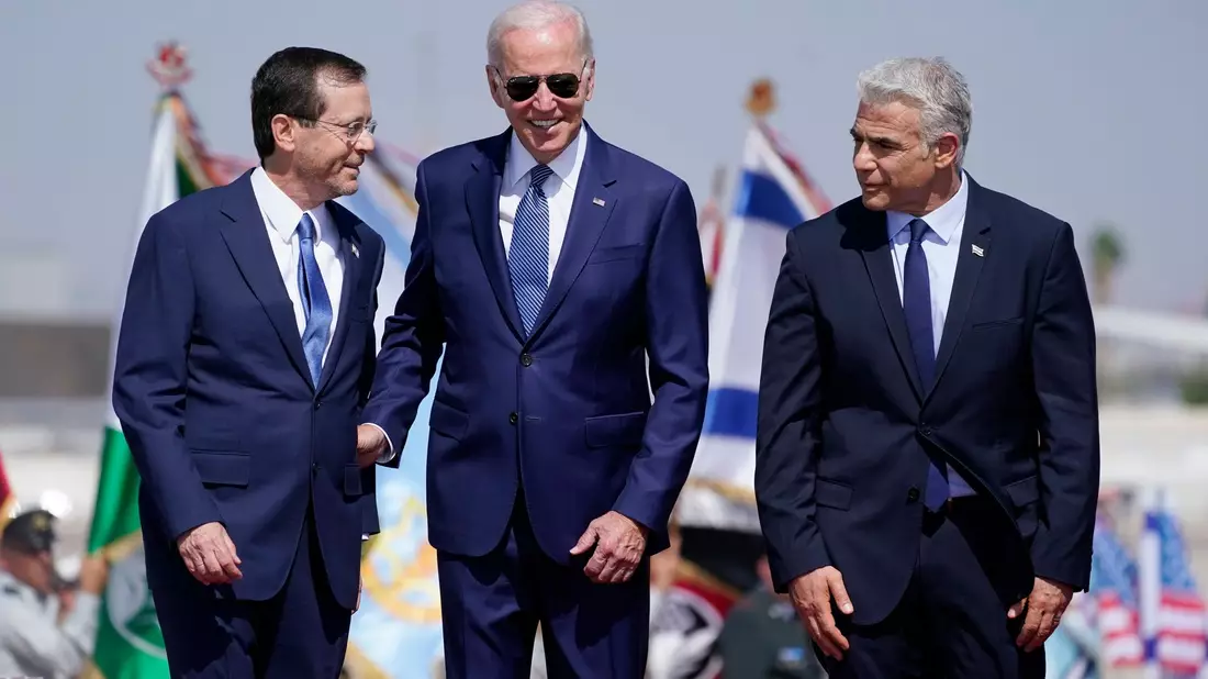 Ministerpräsident Benjamin Netanjahu (l) empfängt US-Präsident Joe Biden auf dem internationalen Flughafen Ben Gurion. - Bild: Evan Vucci/AP/dpa