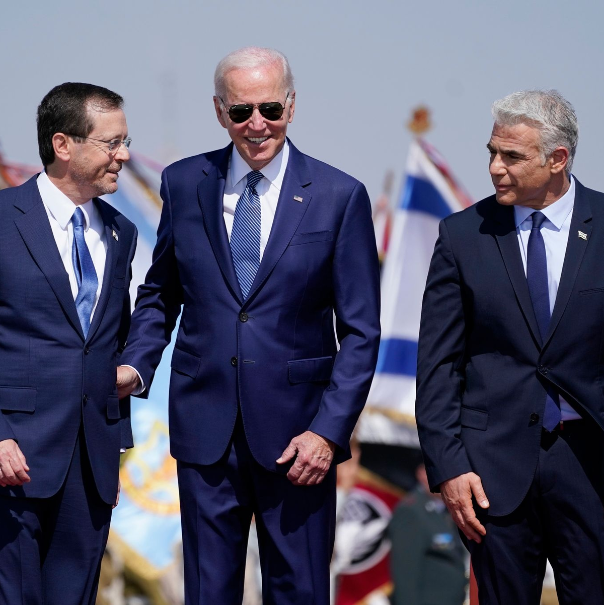 Ministerpräsident Benjamin Netanjahu (l) empfängt US-Präsident Joe Biden auf dem internationalen Flughafen Ben Gurion. - Foto: Evan Vucci/AP/dpa