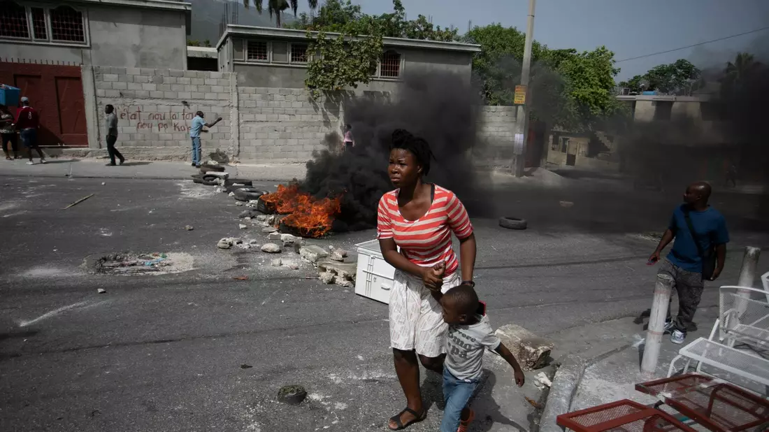 Kinder in einer Unterkunft für Familien, die durch Bandengewalt vertrieben wurden. - Bild: Odelyn Joseph/AP/dpa