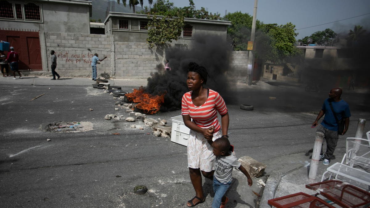 Die Polizei sichert eine Straßensperre in Port-au-Prince, die von Demonstranten errichtet wurde. - Foto: Odelyn Joseph/AP/dpa