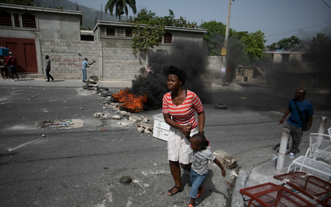 Die Polizei sichert eine Straßensperre in Port-au-Prince, die von Demonstranten errichtet wurde. - Foto: Odelyn Joseph/AP/dpa
