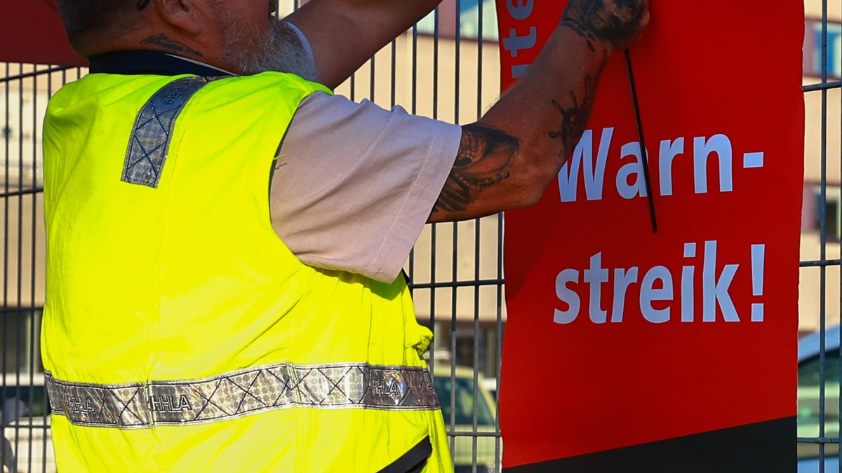 Ein Streikaufruf von Verdi hängt in einem Info-Kasten. Verdi hat in allen Bundesländern außer Bayern von heute bis Samstag Arbeitskämpfe angekündigt - regional an unterschiedlichen Tagen. - Foto: Christian Charisius/dpa