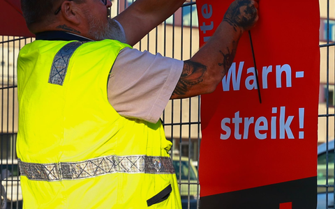 Ein Streikaufruf von Verdi hĂ€ngt in einem Info-Kasten. Verdi hat in allen BundeslĂ€ndern auĂer Bayern von heute bis Samstag ArbeitskĂ€mpfe angekĂŒndigt - regional an unterschiedlichen Tagen. - Foto: Christian Charisius/dpa Ein Streikaufruf von Verdi hĂ€ngt in einem Info-Kasten. Verdi hat in allen BundeslĂ€ndern auĂer Bayern von heute bis Samstag ArbeitskĂ€mpfe angekĂŒndigt - regional an unterschiedlichen Tagen. - Foto: Christian Charisius/dpa