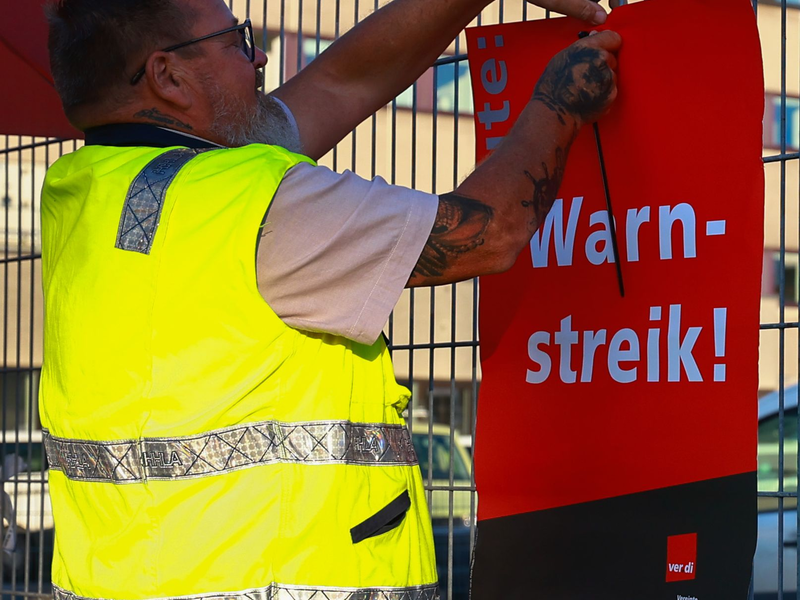 Ein Streikaufruf von Verdi hängt in einem Info-Kasten. Verdi hat in allen Bundesländern außer Bayern von heute bis Samstag Arbeitskämpfe angekündigt - regional an unterschiedlichen Tagen. - Foto: Christian Charisius/dpa