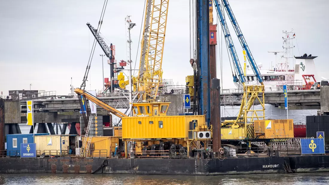 Das LNG-Terminal in Wilhelmshaven war das erste in Deutschland, das Gas ins Netz eingespeist hat. - Bild: Sina Schuldt/dpa