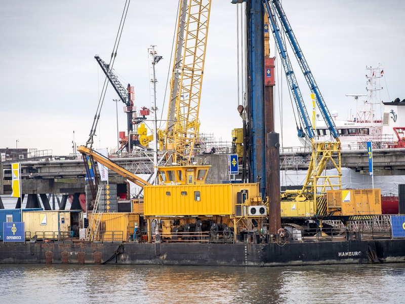 Das LNG-Terminal in Wilhelmshaven war das erste in Deutschland, das Gas ins Netz eingespeist hat. - Foto: Sina Schuldt/dpa