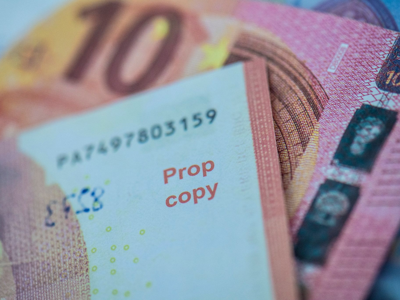 Gefälschte Euro-Banknoten. - Foto: Boris Roessler/dpa