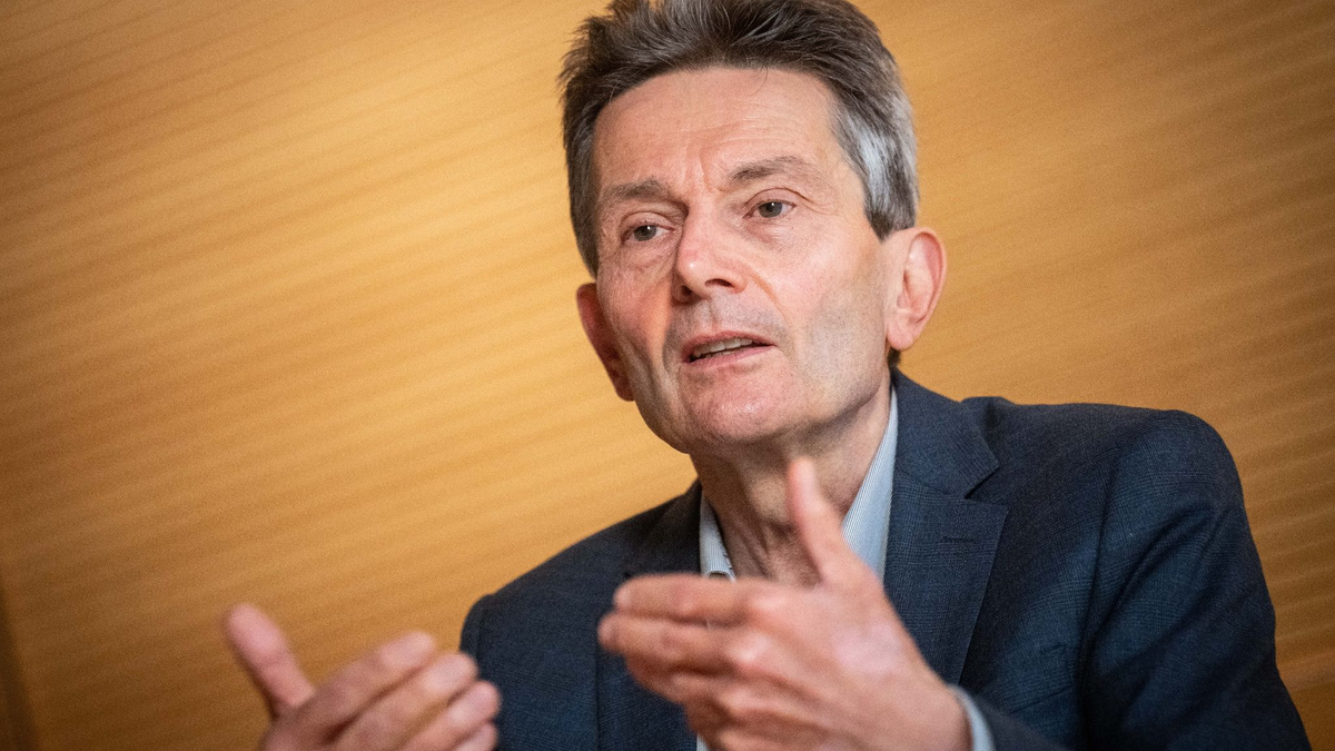 SPD-Fraktionschef Rolf Mützenich zieht eine deutliche rote Linie bei möglichen Kürzungen im Sozialsystem. - Foto: Michael Kappeler/dpa