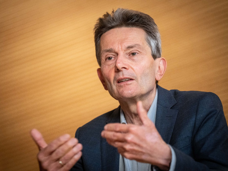 SPD-Fraktionschef Rolf Mützenich zieht eine deutliche rote Linie bei möglichen Kürzungen im Sozialsystem. - Foto: Michael Kappeler/dpa